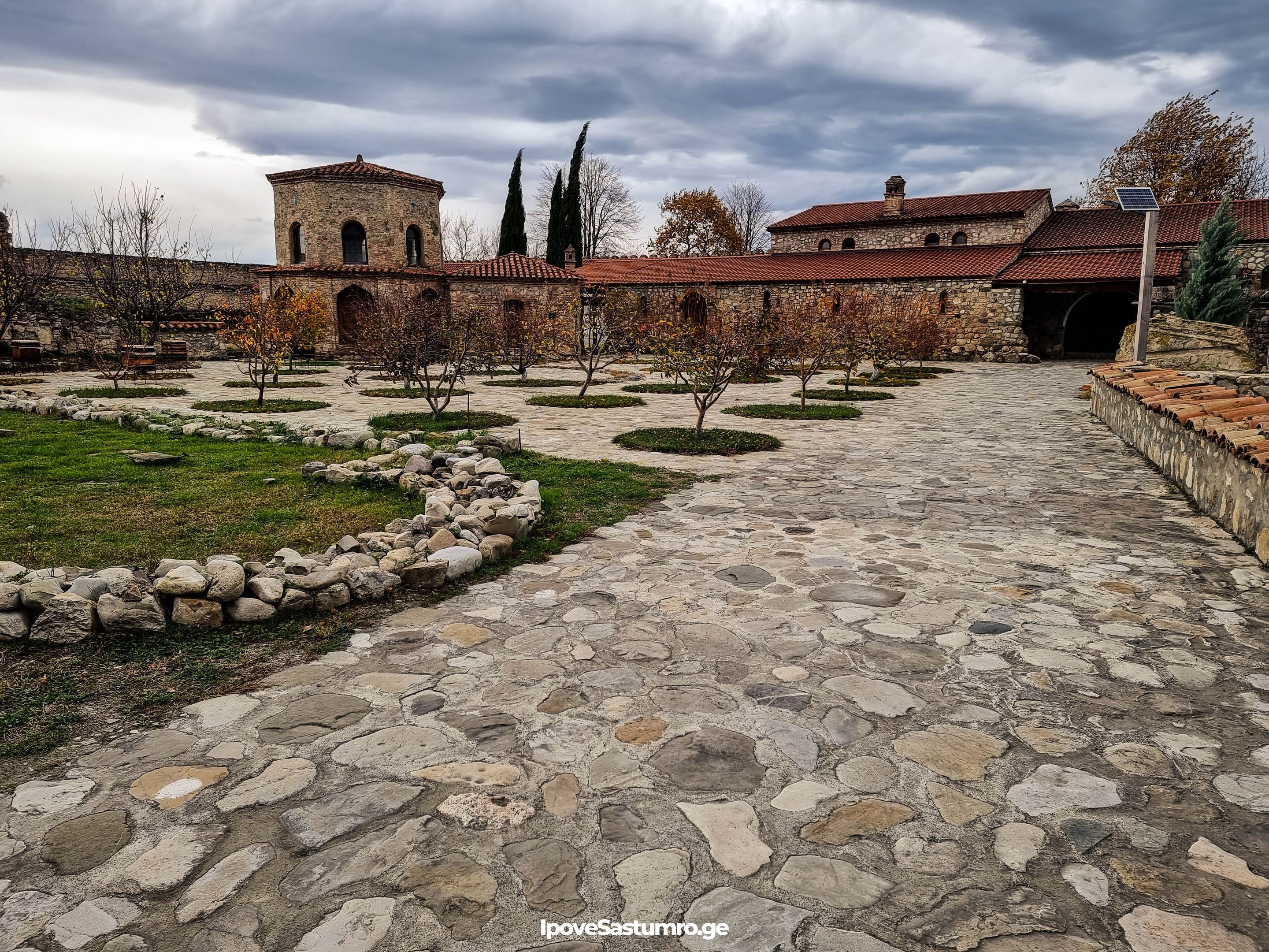 ალავერდის მონასტრის ეზო - Alaverdi monastery's courtyard