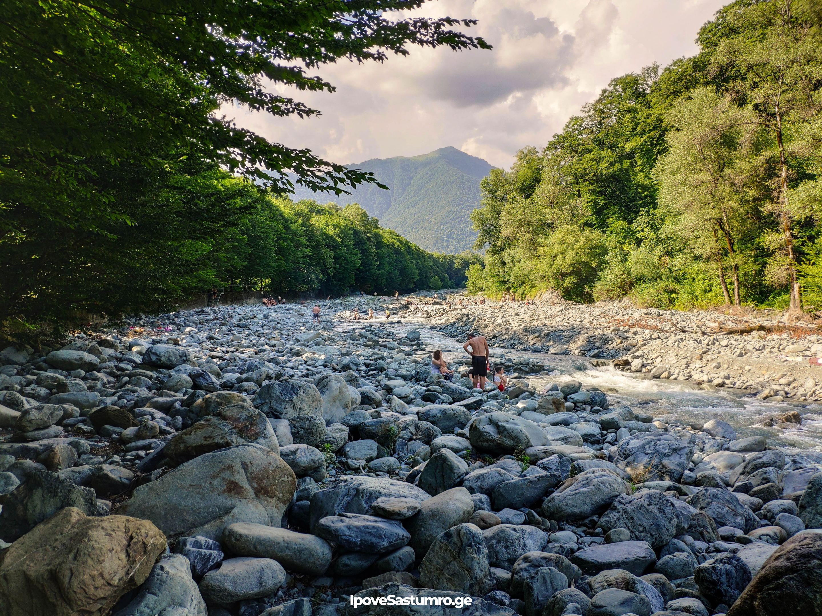 ხალხი მდინარეში ბანაობენ, ლაგოდეხი - People swimming in the river, Lagodekhi