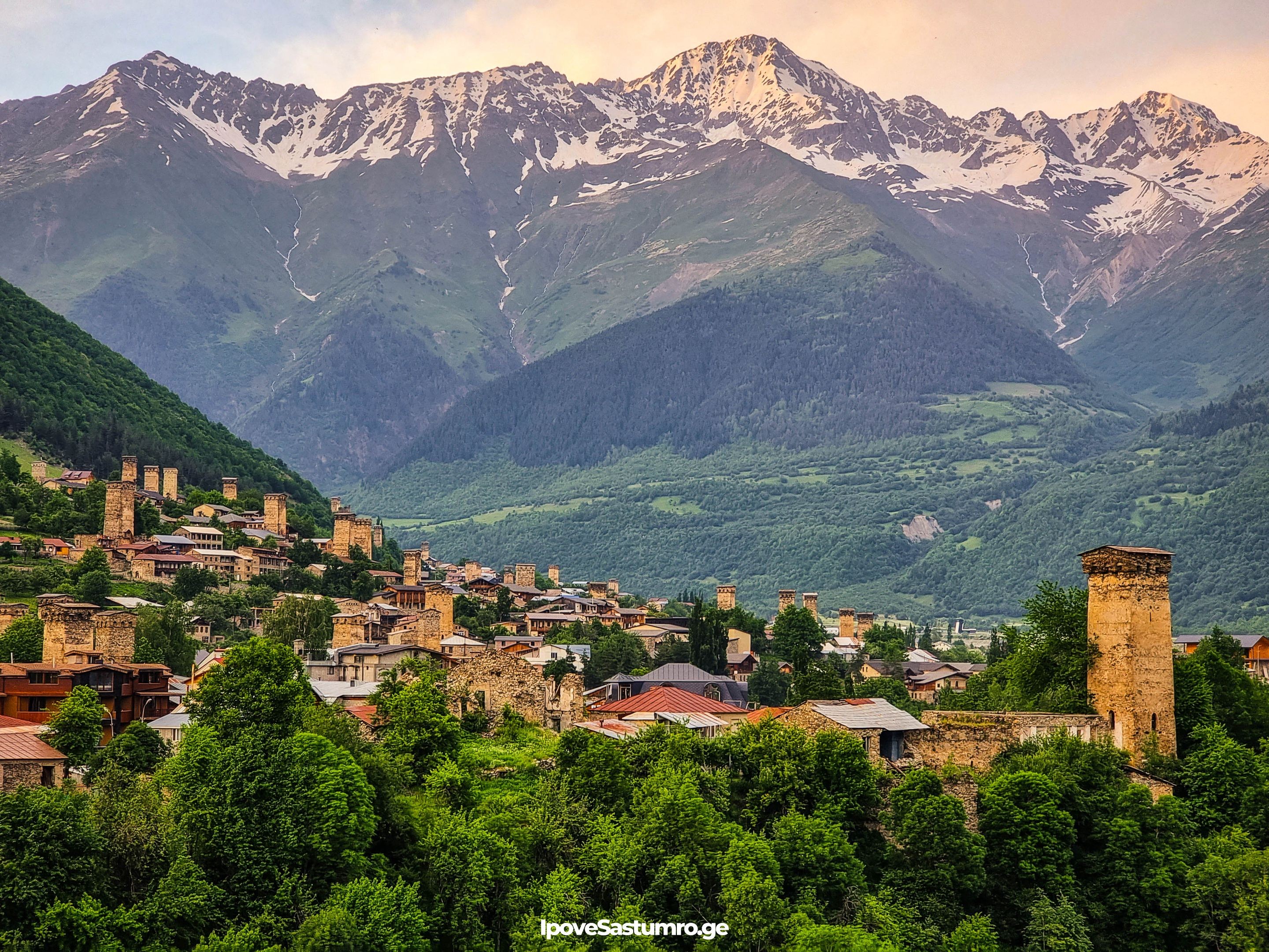 მესტია გაზაფხულზე მთების ფონზე - Mestia in spring with mountains in the background