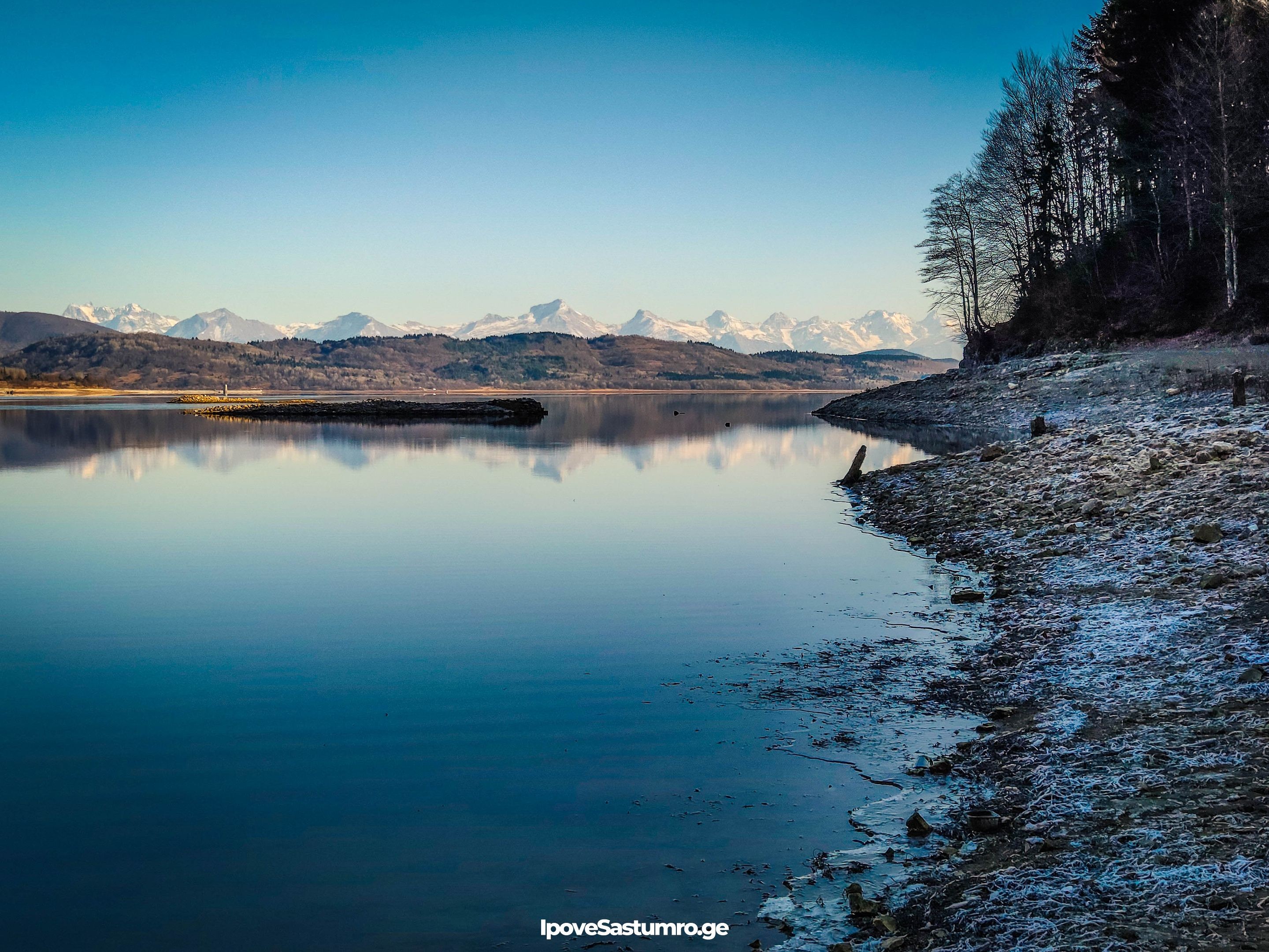 შაორის ტბა მთების ფონზე - Shaori lake and mountains in the background