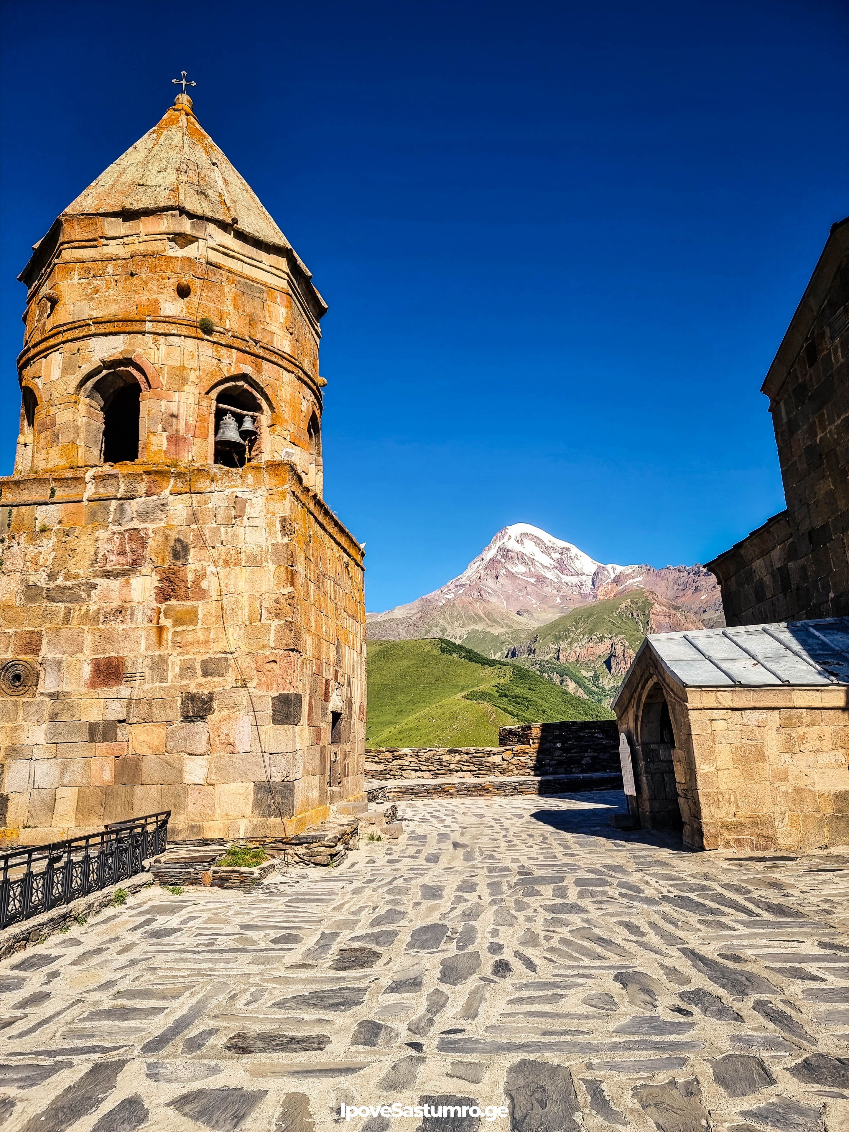 გერგეტის სამება და ყაზბეგი - Gergeti church and Kazbegi