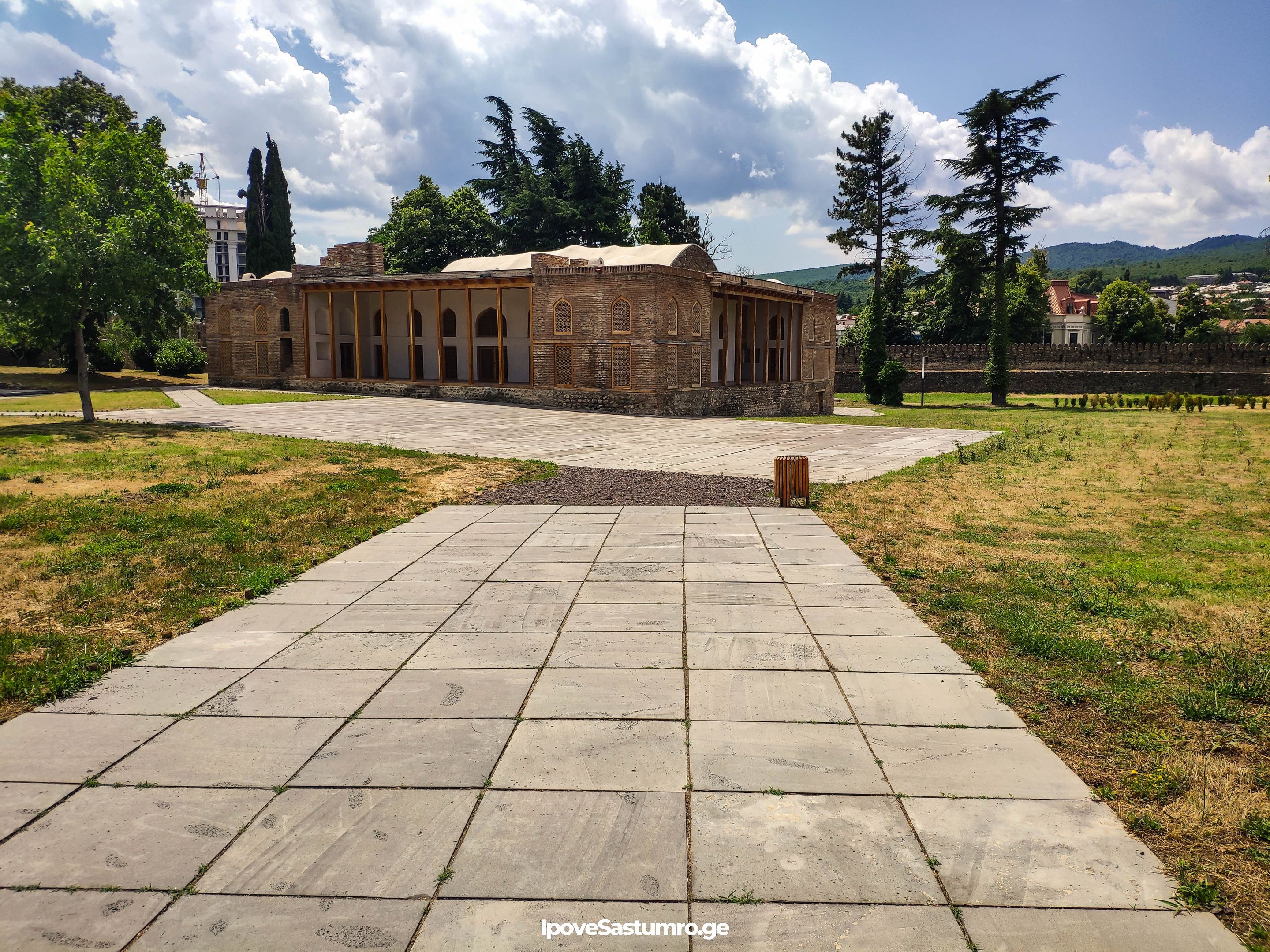 პალასი ბატონის ციხის შიგნით - Palace inside Batonistsikhe