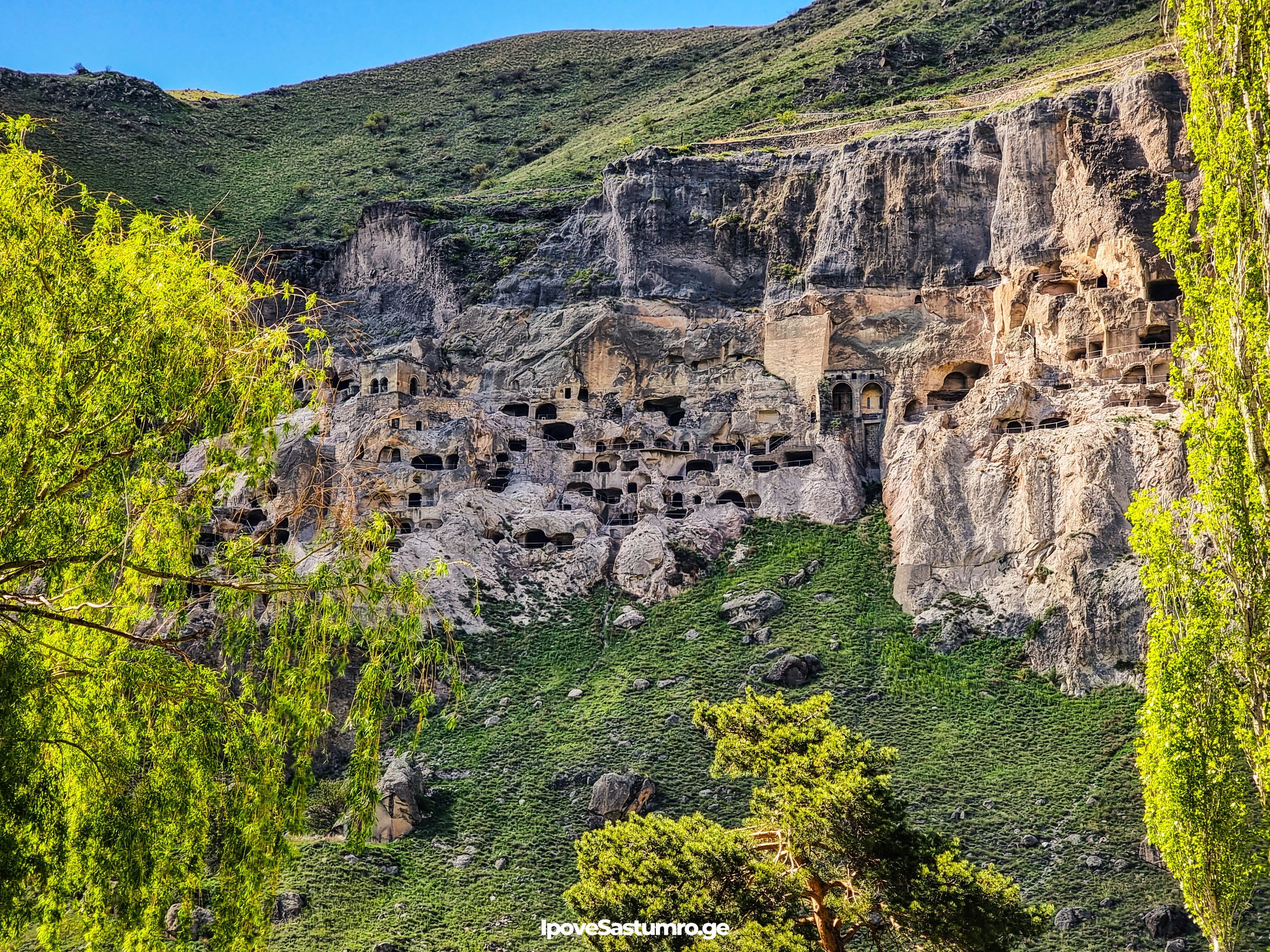 ვარძიის კლდეში ნაკვეთი ციხესიმაგრე - Vardzia troglodyte fortress