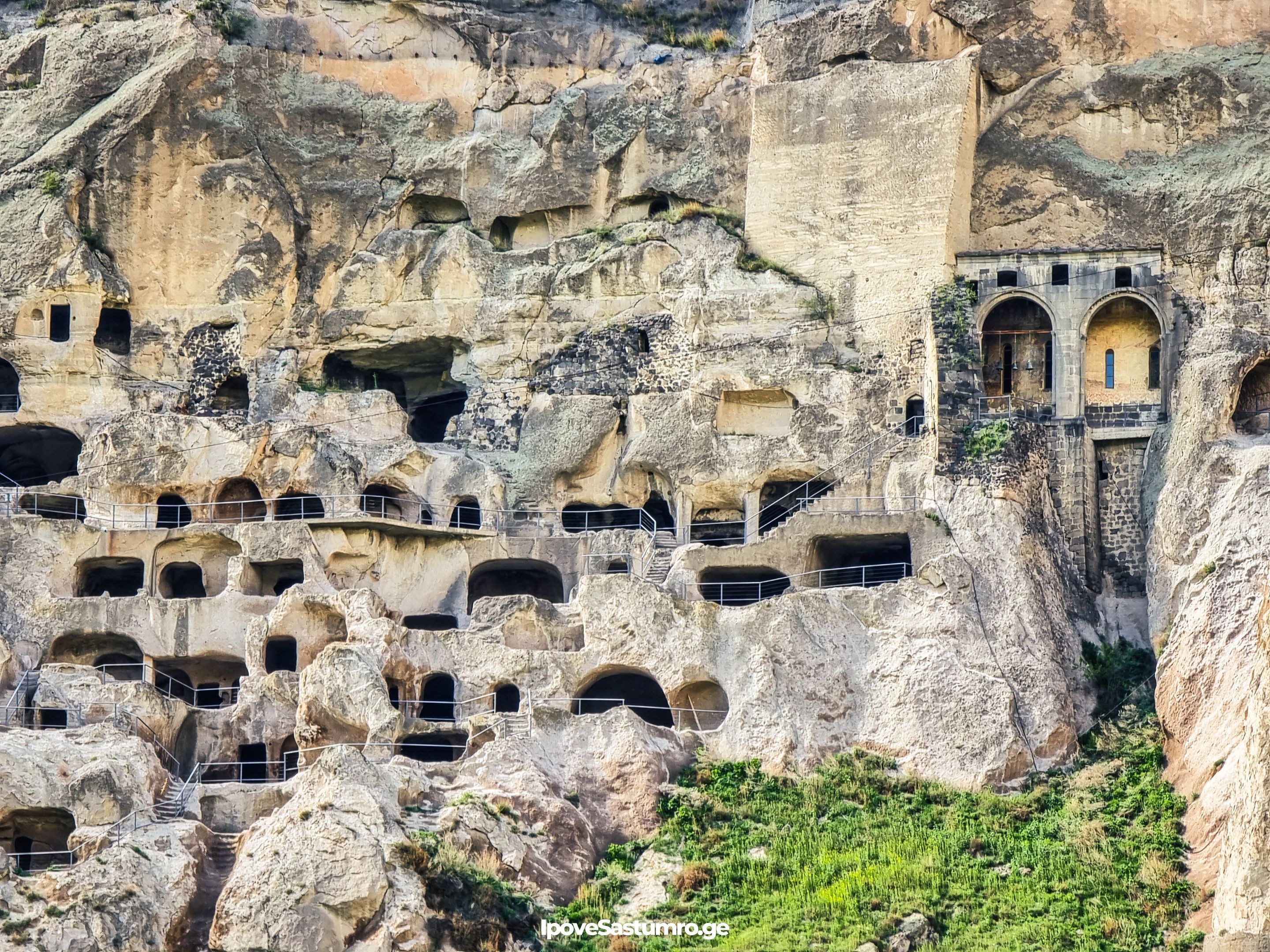 ვარძია გარედან - Vardzia from the outside